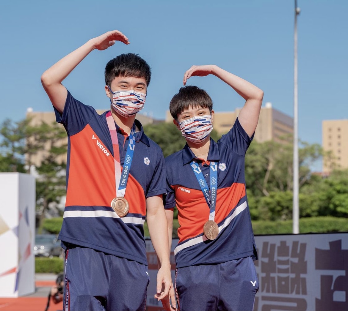 東奧桌球混雙銅牌林昀儒（左）、鄭怡靜（右）在「Our Heroes！台灣英雄凱旋派對」紅毯上比愛心合影。 圖：擷取自蔡英文IG