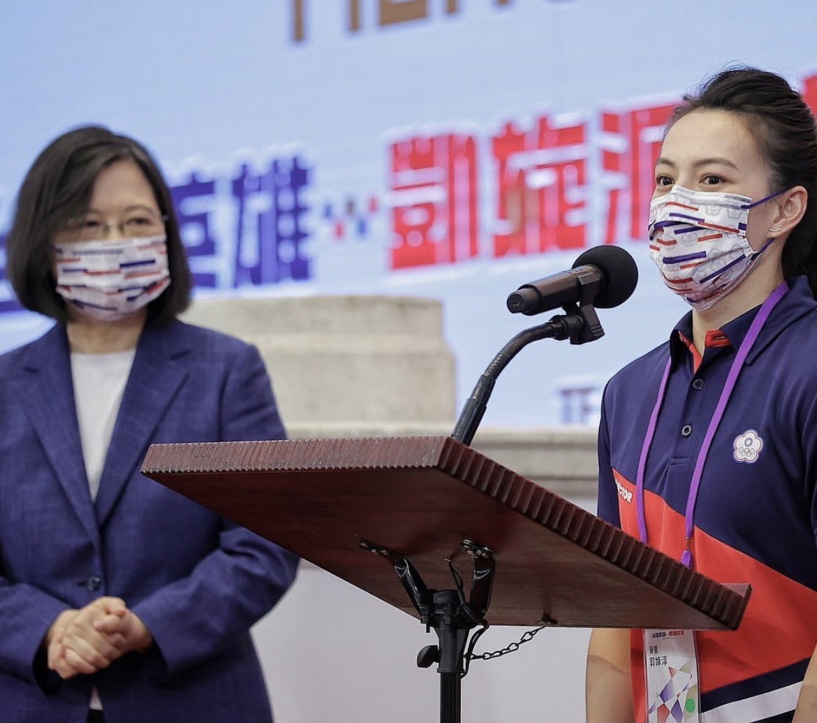 「舉重女神」郭婞淳在「Our Heroes！台灣英雄凱旋派對」上代表致詞。 圖：擷取自蔡英文IG