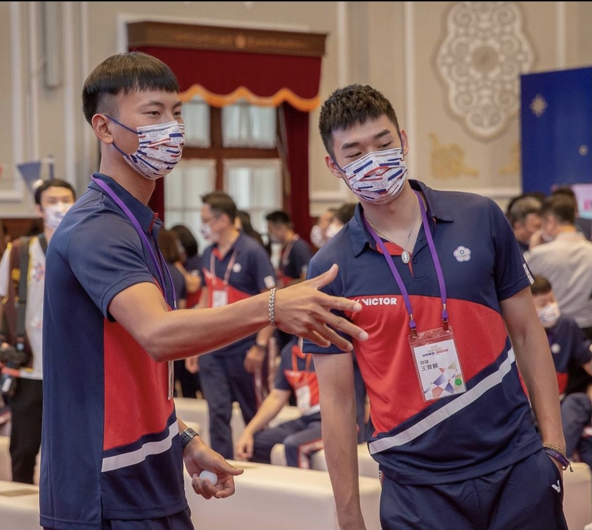 東奧射箭男團魏均珩與羽球男雙王齊麟在「Our Heroes！台灣英雄凱旋派對」上合影。 圖：擷取自蔡英文IG