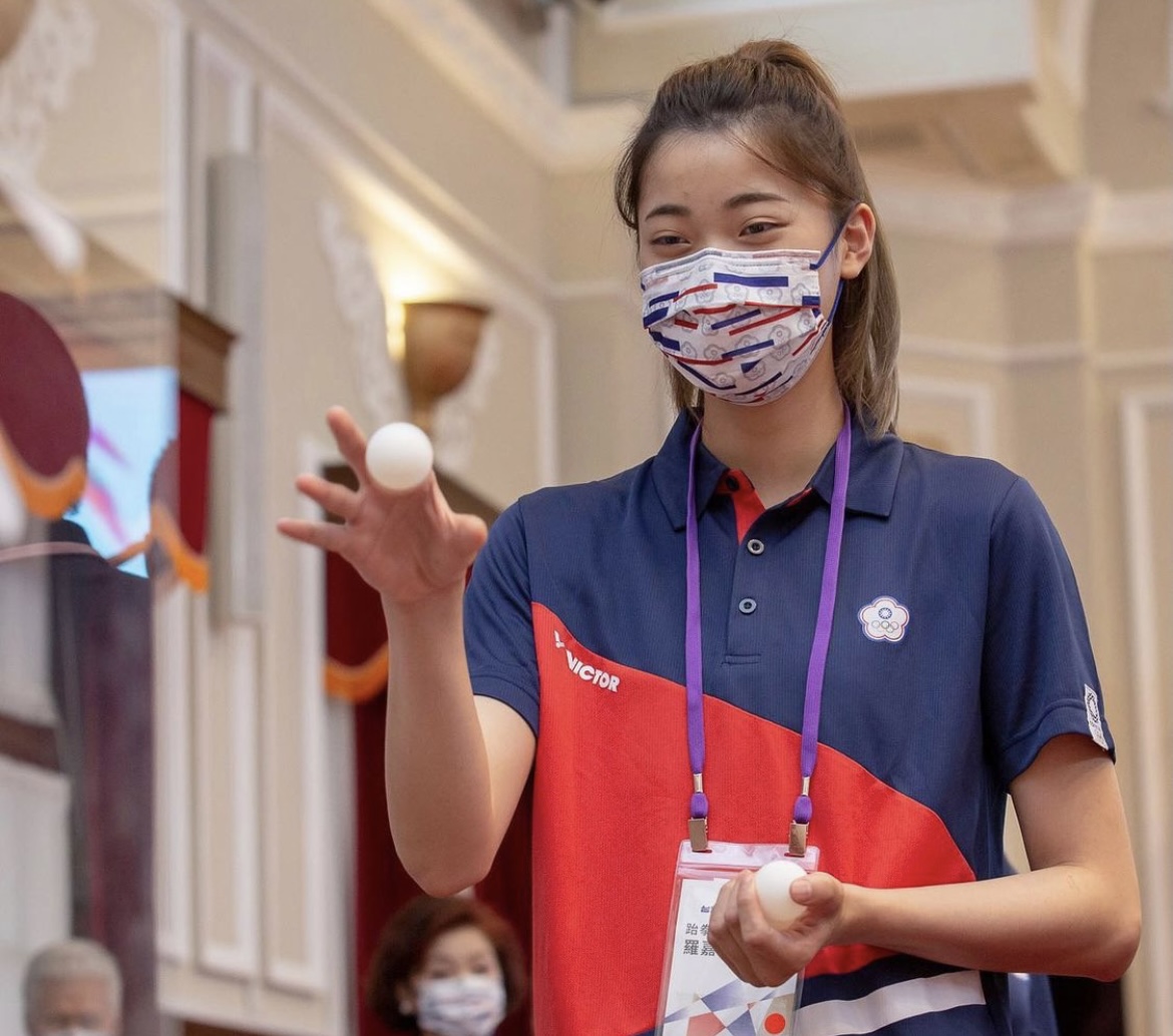 「國民女友」跆拳道好手羅嘉翎在「Our Heroes！台灣英雄凱旋派對」挑戰小遊戲。 圖：擷取自蔡英文IG