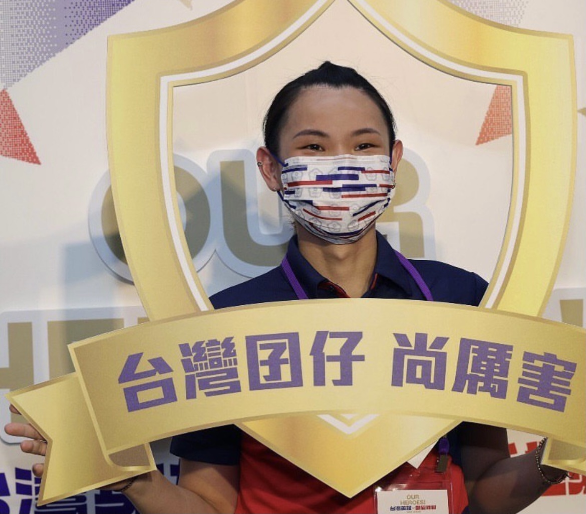 「世界球后」戴資穎在「Our Heroes！台灣英雄凱旋派對」開心與背板合影。 圖：擷取自蔡英文IG