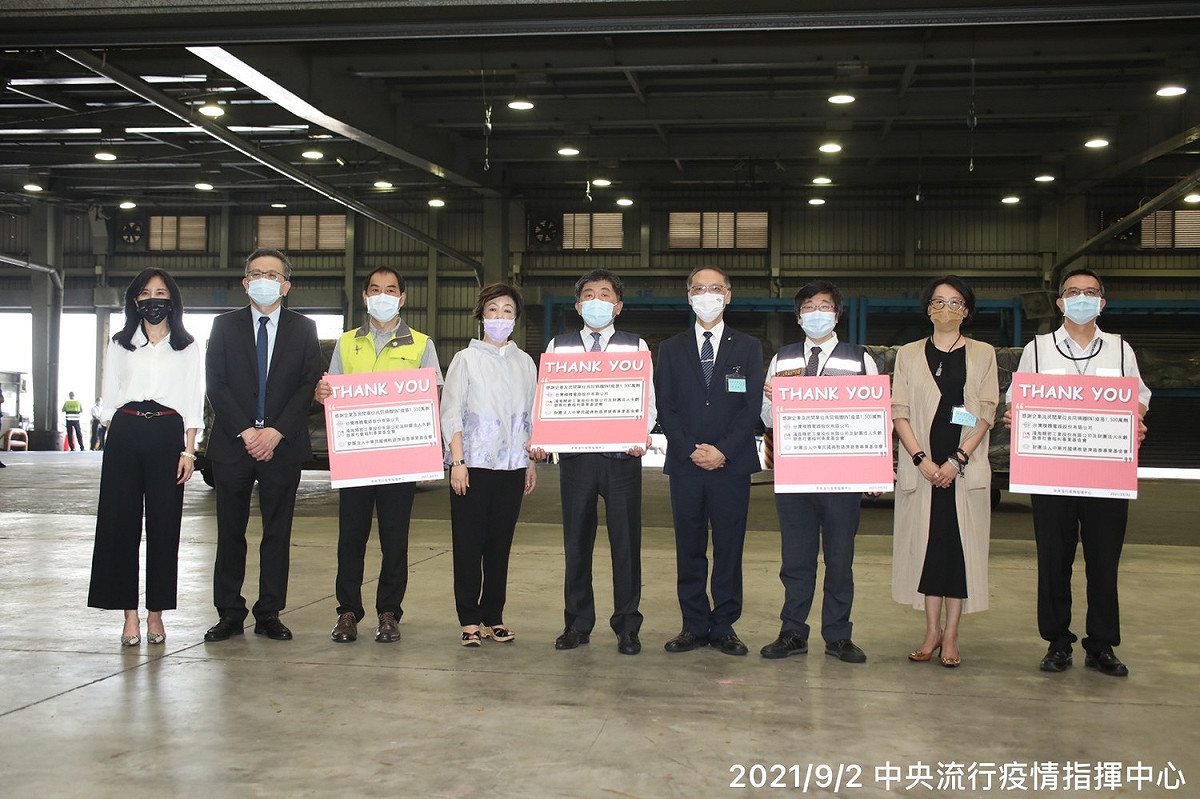 今早民間單位共同購買捐贈的BNT疫苗第一批共93萬劑抵台。 圖：指揮中心／提供