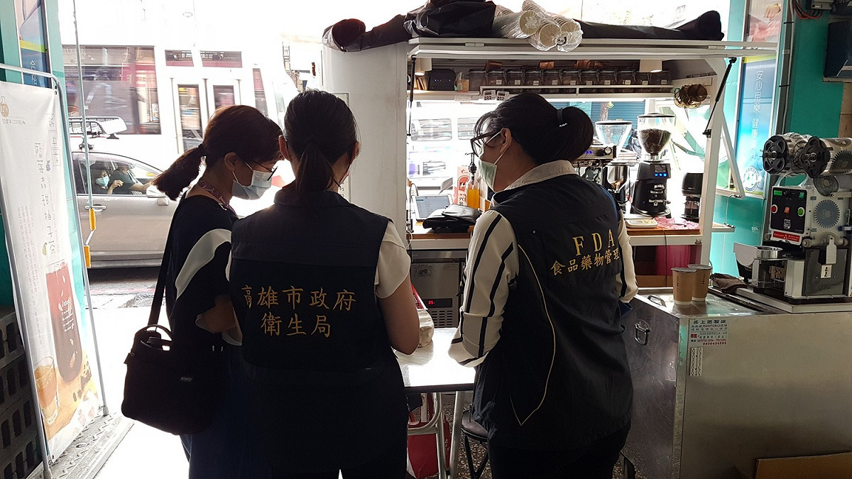 高市衛生局聯手FDA稽查市面飲冰品。 圖：高市衛生局提供