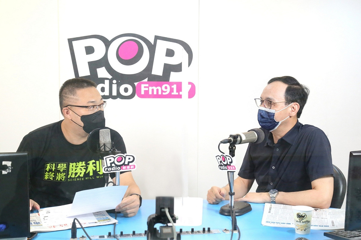 《POP搶先爆》主持人朱學恒專訪朱立倫期間，大酸網紅視網膜、曾博恩。 圖：《POP搶先爆》/提供