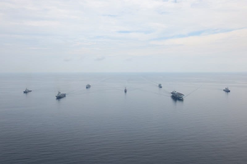 英韓聯合軍演，英國由「伊莉莎白女王號」航空母艦(右二)領軍，而南韓則由兩棲攻擊艦「獨島號(LPH-6111)」(左二)率隊。 圖：翻攝 HMS Queen Elizabeth推特