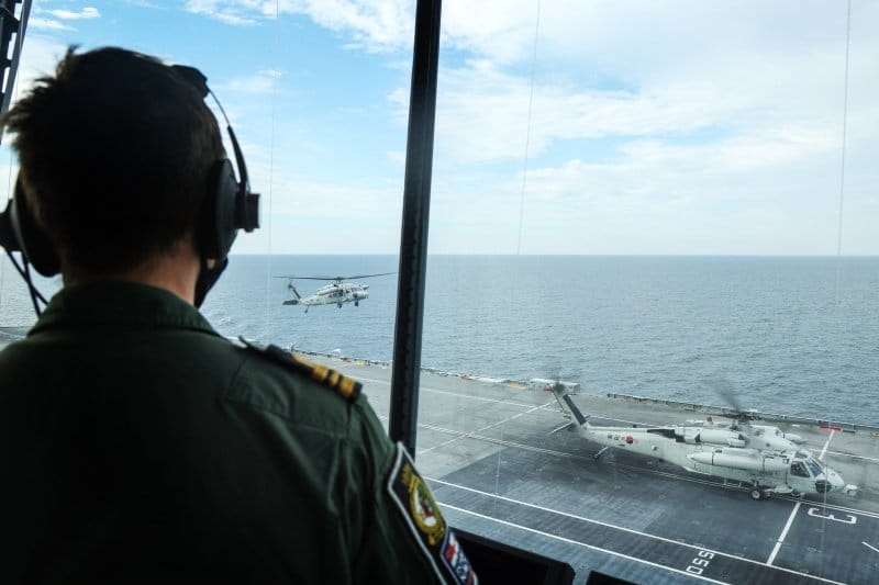 南韓「MH-60R」反潛反艦直升機配合演練，跨艦降落在「伊莉莎白女王號」航母甲板。 圖：翻攝 HMS Queen Elizabeth推特