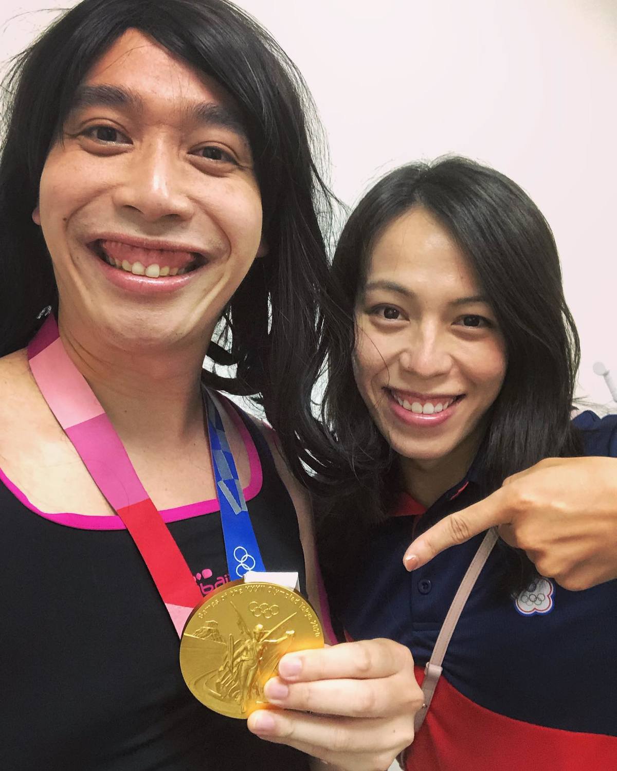 無尊在臉書曬出與曾經模仿的舉重女神郭婞淳合照。 圖：翻攝自無尊臉書