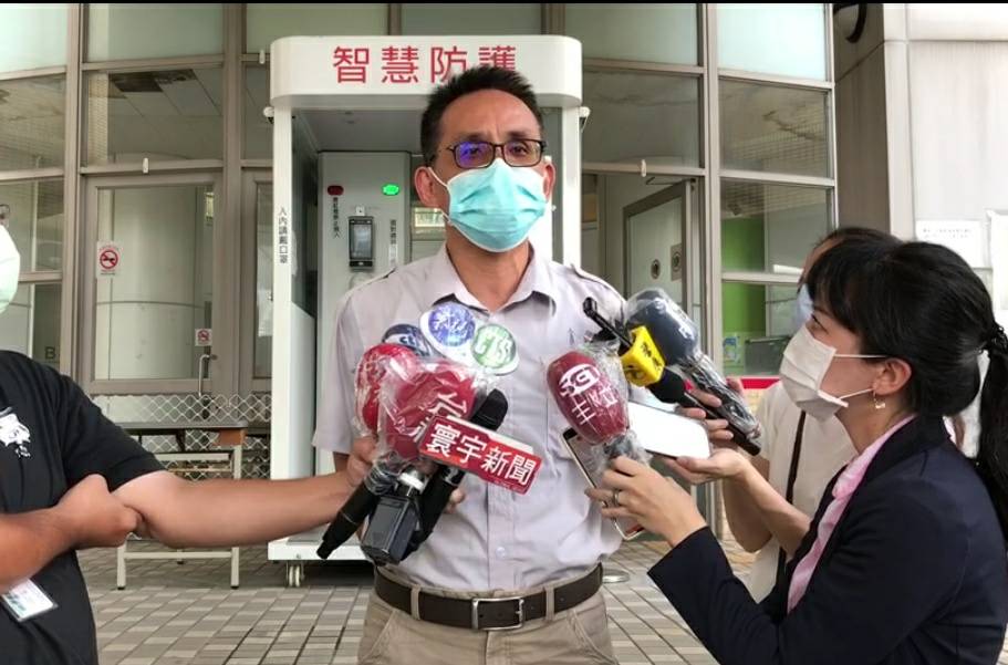 南資廠廠長林燦銘(中)表示全案已交由檢調偵辦。 圖：高市環保局提供