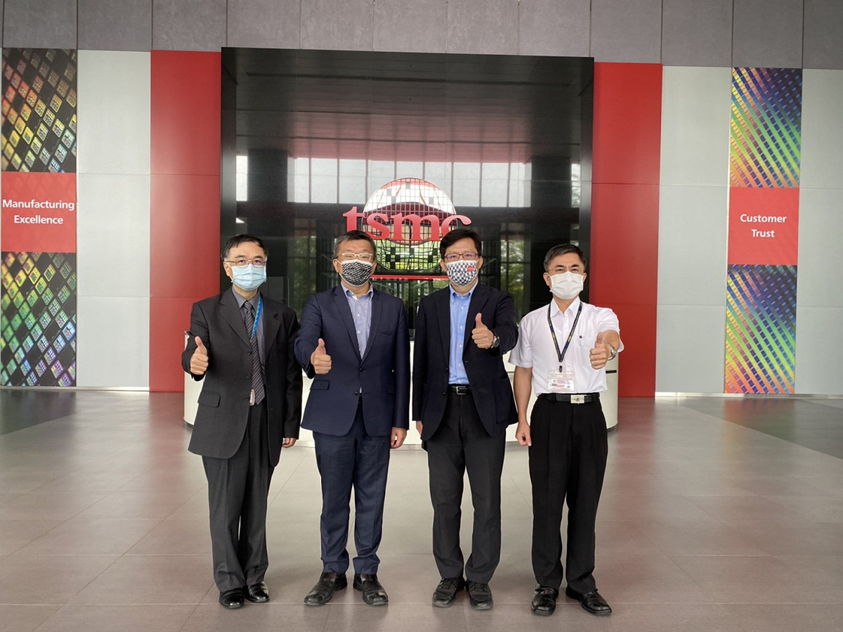 立法院副院長蔡其昌（左二）、立委張廖萬堅（右二）由中科管理局長許茂新（右一）陪同參訪台積電，與莊子壽副總經理（左一）陪同。 蔡其昌辦公室/提供
