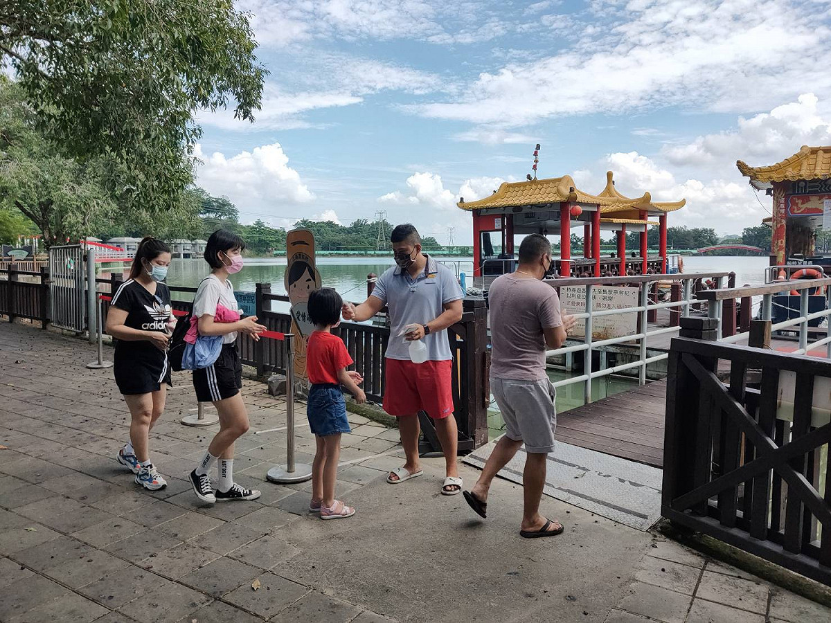 江南渡假村遊客搭乘畫舫並確實做好防疫措施。 圖：台南觀旅局／提供
