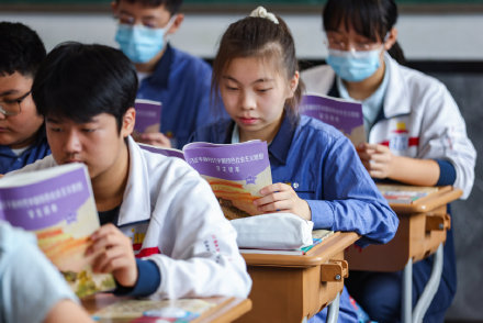 中國學生開學後被強迫讀習思想讀本。 圖:翻攝自微博