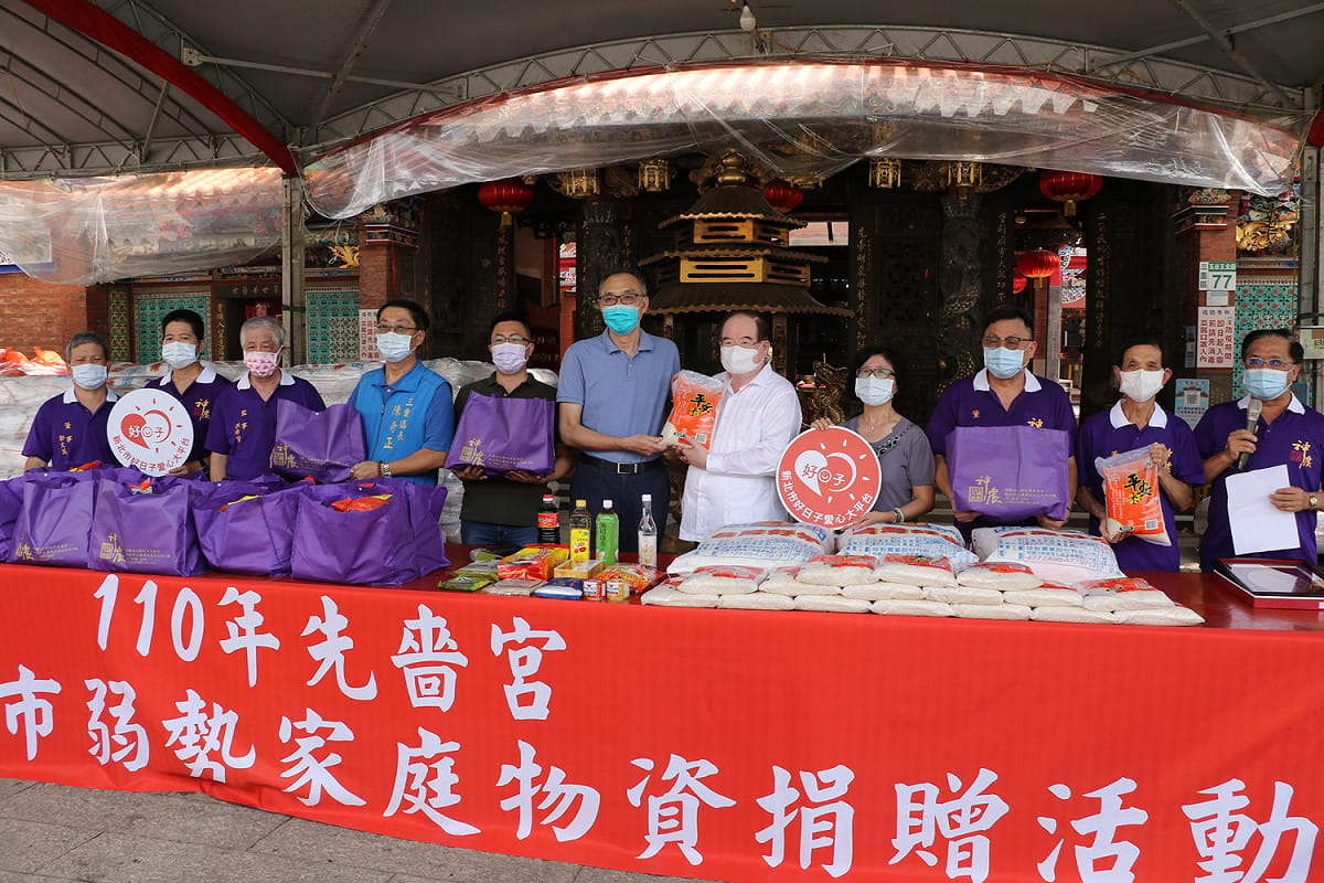 先嗇宮董事長李乾龍（右5）代表捐贈25000斤白米及1200份物資包給新北市實物銀行  由副市長謝政達（右6）代表受贈。 圖：新北市社會局/提供