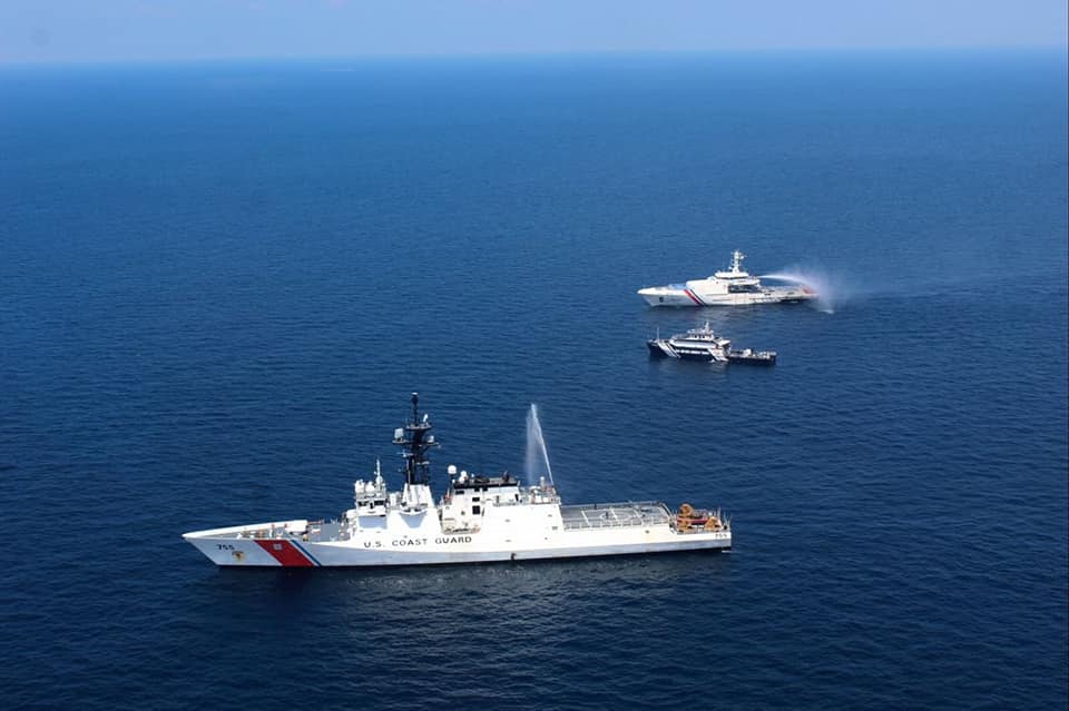 美國海岸防衛隊「穆洛號（USCGC Munro WMSL-755）」與菲律賓海防隊「加布里艾拉．希朗號」巡邏艦(BRP Gabriela Silang OPV-8301)進行聯合演習。 圖：翻攝 Frances Mangosing推特