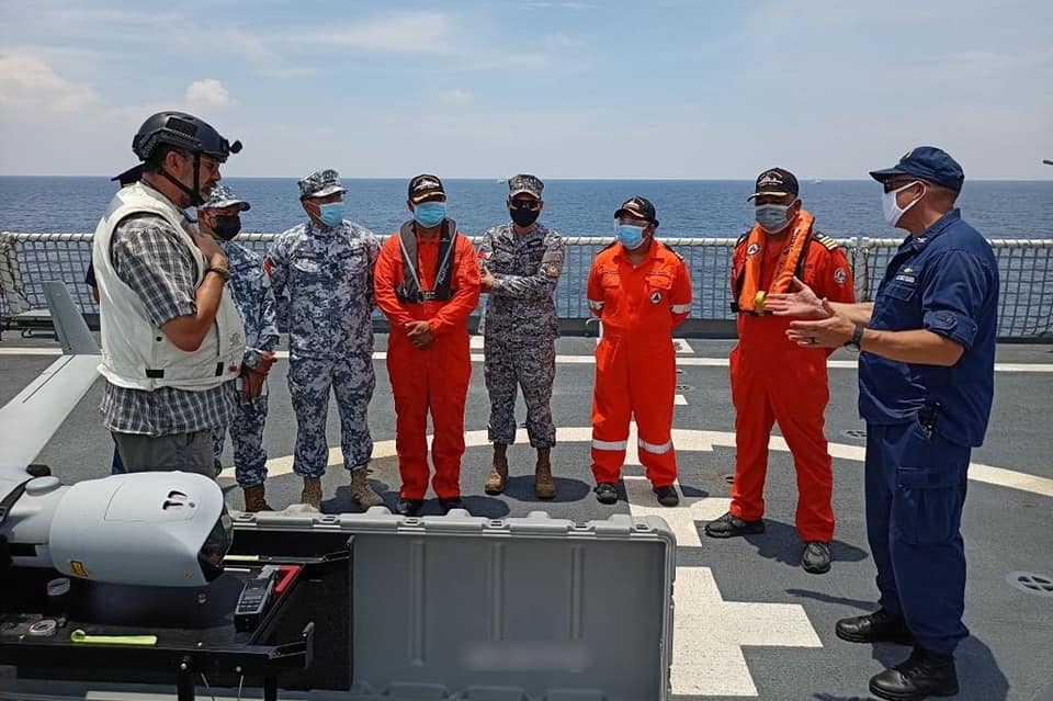 「穆洛號」特別向菲國海巡官員介紹協助偵察、搜救的小型無人機系統。 圖：翻攝 Frances Mangosing推特