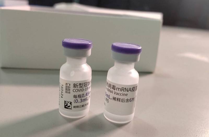 首批BNT疫苗抵台，包裝上含有「復必泰」等簡體字樣。 圖 : 食藥署/提供(資料照)