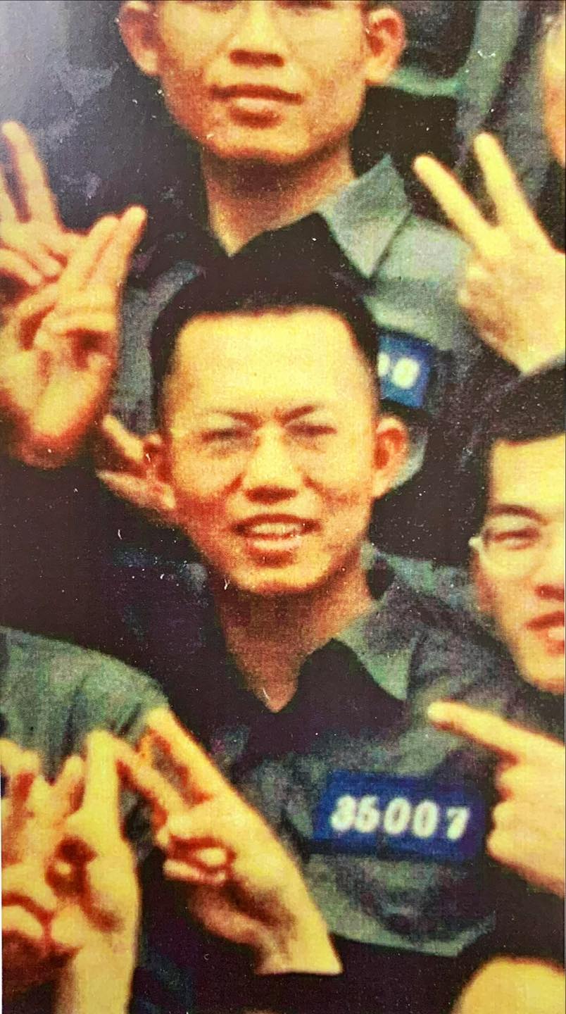 桃園市長鄭文燦在臉書po出自己當兵時的生澀照片，理著小平頭的清瘦模樣，驚呆網友。 圖：翻攝自鄭文燦臉書