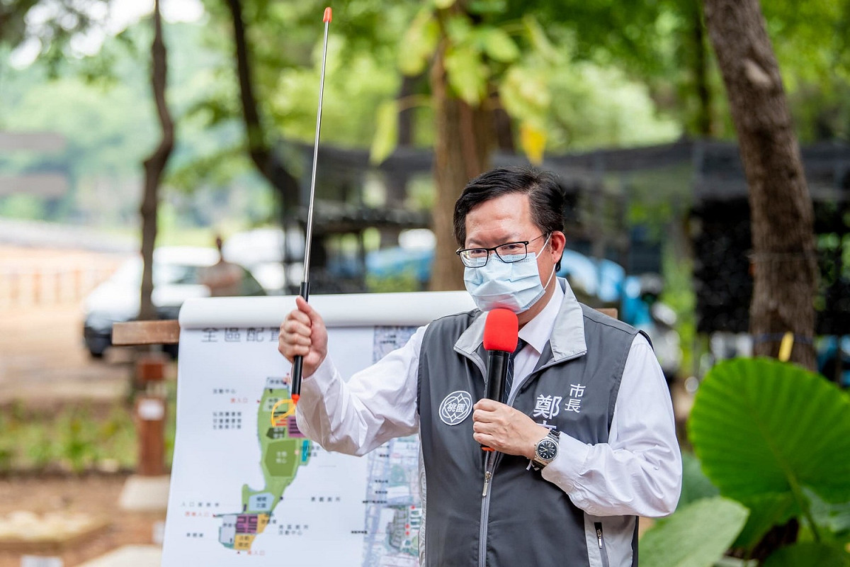 不少網友認為現在的鄭文燦比較帥。 圖：翻攝自鄭文燦臉書