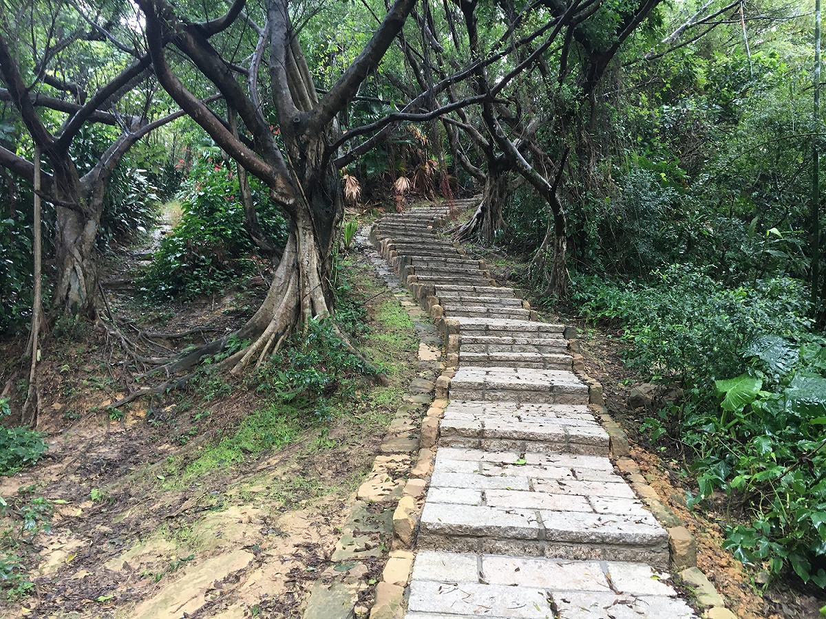 奉天宮步道砂岩步徑及欄杆修整。 圖：台北大地工程處／提供