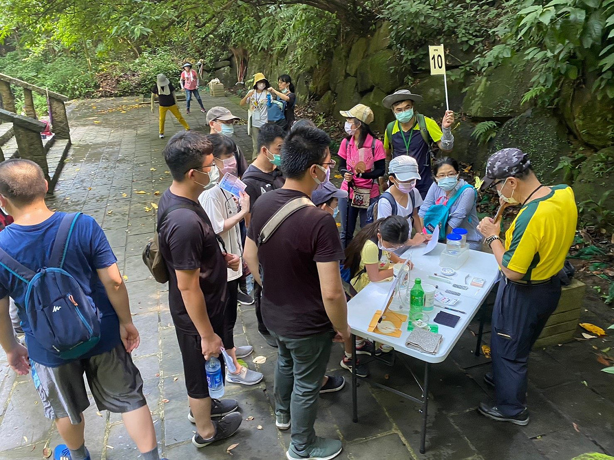 虎山溪環狀步道導覽分梯次進行解說。 圖：台北大地工程處／提供