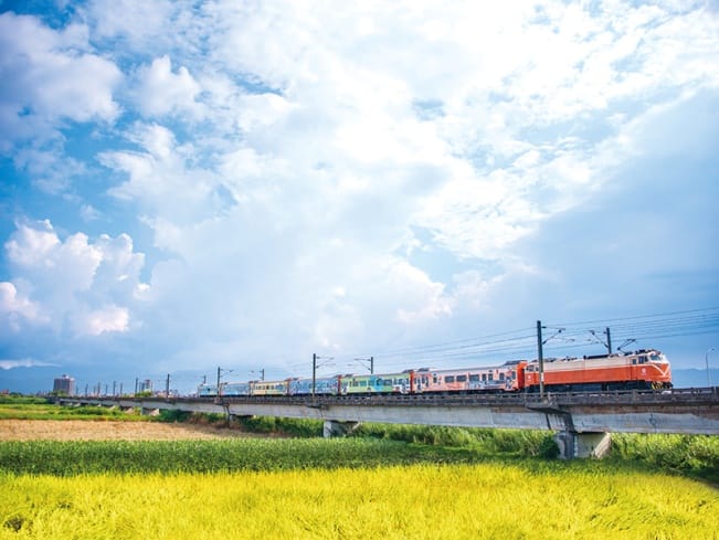 台鐵郵輪式列車進行全新彩繪。 圖：台鐵局／提供