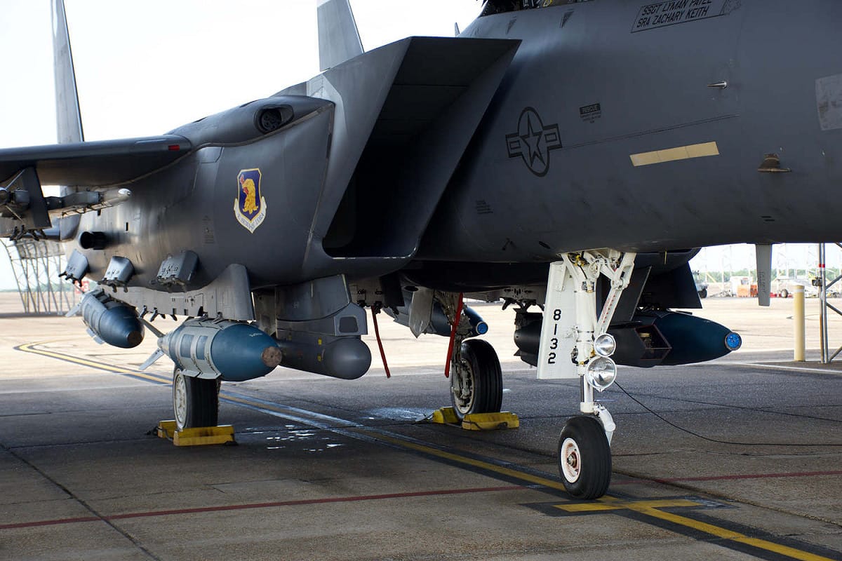 美國空軍以F-15E戰機測試新型「聯合直擊攻擊彈藥(JMAD)」執行攻艦任務。 圖：翻攝美國空軍第53聯隊新聞稿
