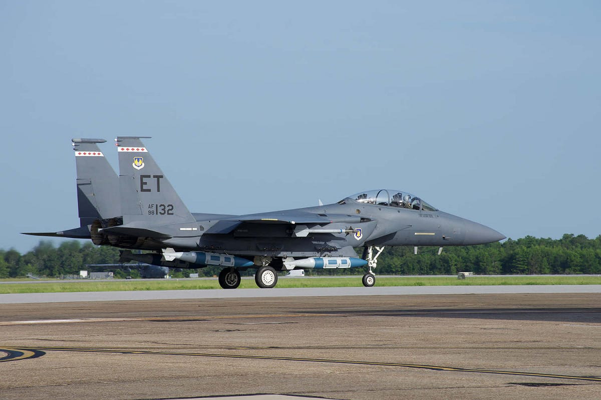 美國空軍以F-15E戰機測試新型「聯合直擊攻擊彈藥(JMAD)」執行攻艦任務。 圖：翻攝美國空軍第53聯隊新聞稿
