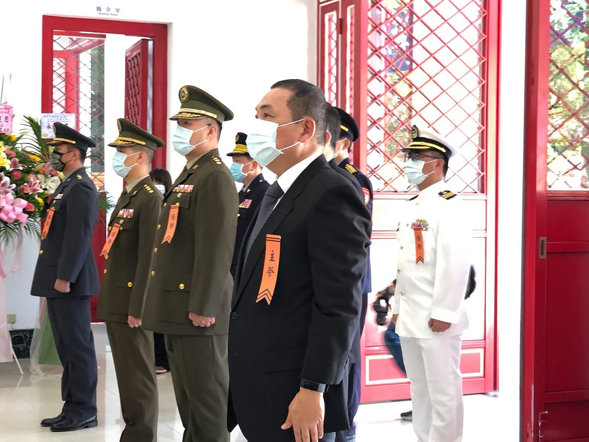 侯友宜向烈士、義士靈位上香、獻花、獻果及獻爵並鞠躬，表達對其為國家犧牲奉獻之感念，典禮結束後，也向在場軍警消人員致意。 圖：新北市民政局提供