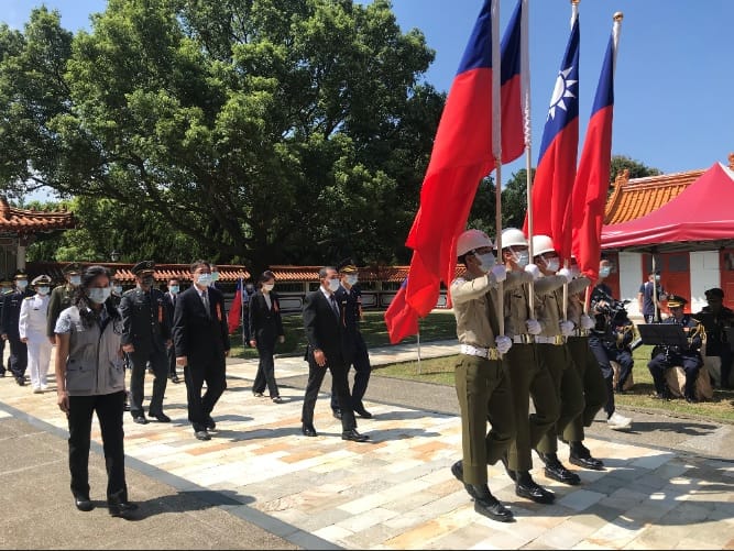 樹林的新北市軍人忠靈祠秋祭典禮，由副秘書長邱敬斌代表市府擔任主祭，向公殞官兵之靈位上香致意，由鶯歌區長、樹林區長、軍方、警察代表陪祭致意，場面簡約肅穆。 圖：新北市民政局提供