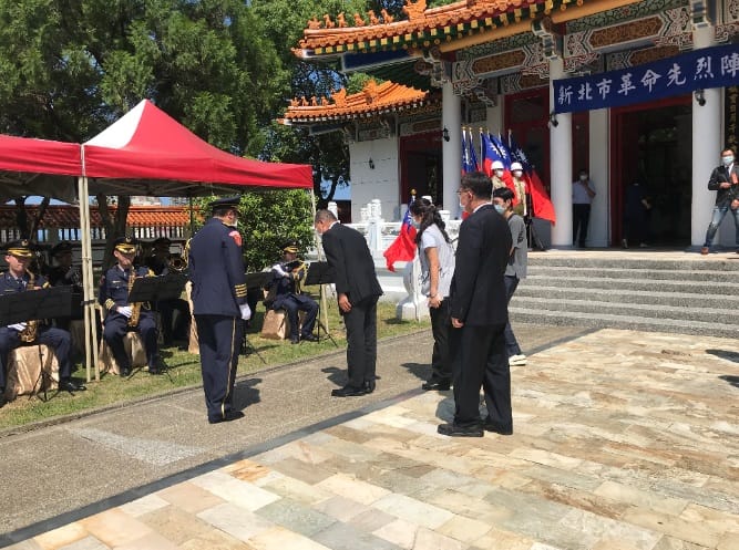 民政局長柯慶忠表示，為配合防疫政策，以往秋祭典禮參與人數逾300人，這次忠烈祠秋祭典禮精簡參與祭單位，僅由新北市議會、新北市各機關、軍方等代表以及鄰近行政區區長代表共計約50餘人陪祭，向烈、義士表達最深的敬意。 圖：新北市民政局提供