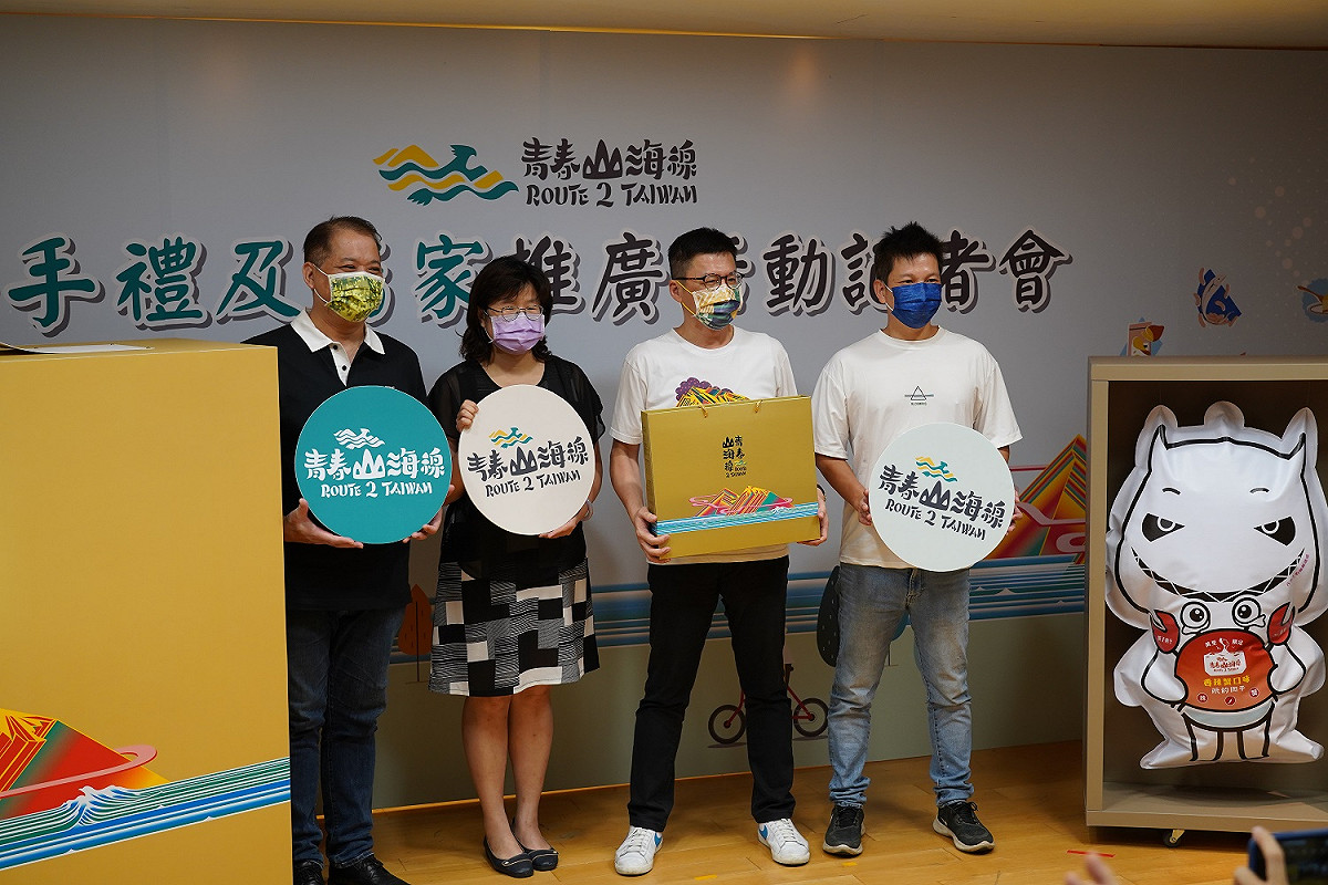 記者會啟動儀式，左起新北市商圈理事長黃建強、新北經發局長何怡明、新北市府副秘書長張其強、金山商圈理事長蔡坤明。 圖：新北市經發局提供