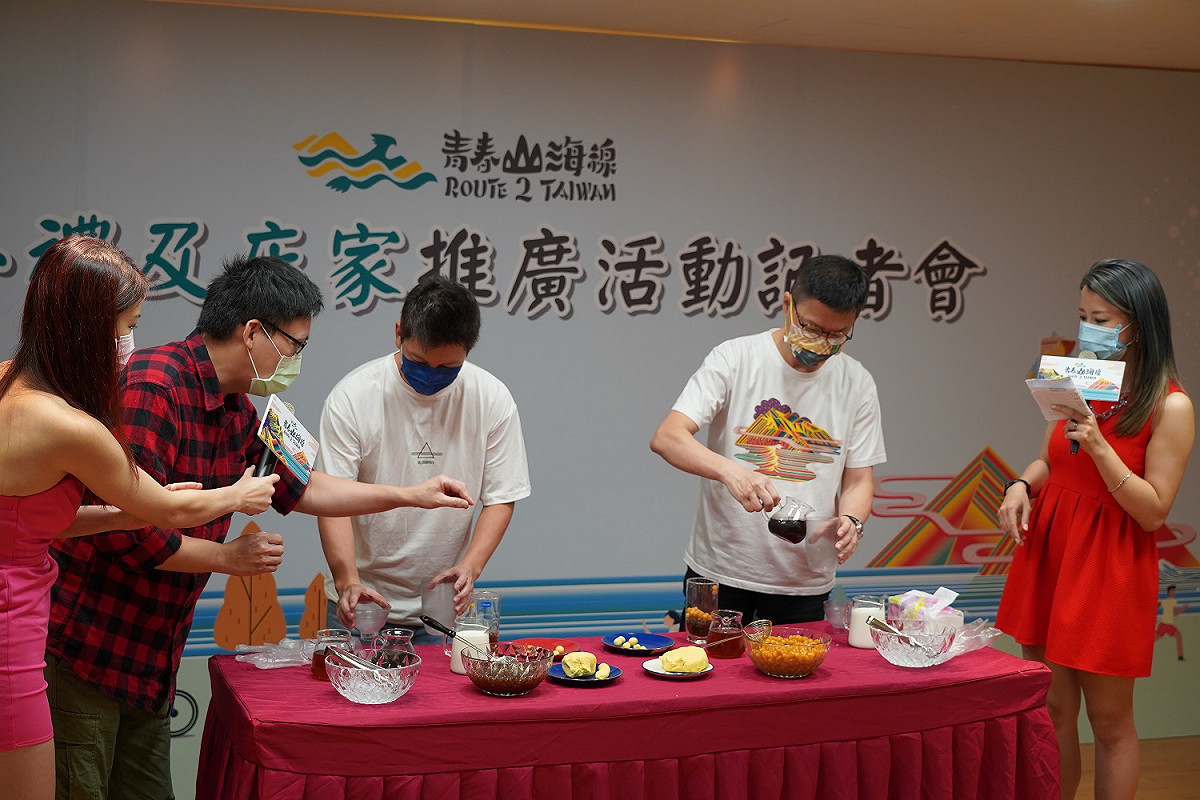 現場農遊DIY體驗，左二起二號倉庫負責人江玉誠、金山商圈理事長蔡坤明、新北市府副秘書長張其強。 圖：新北市經發局提供
