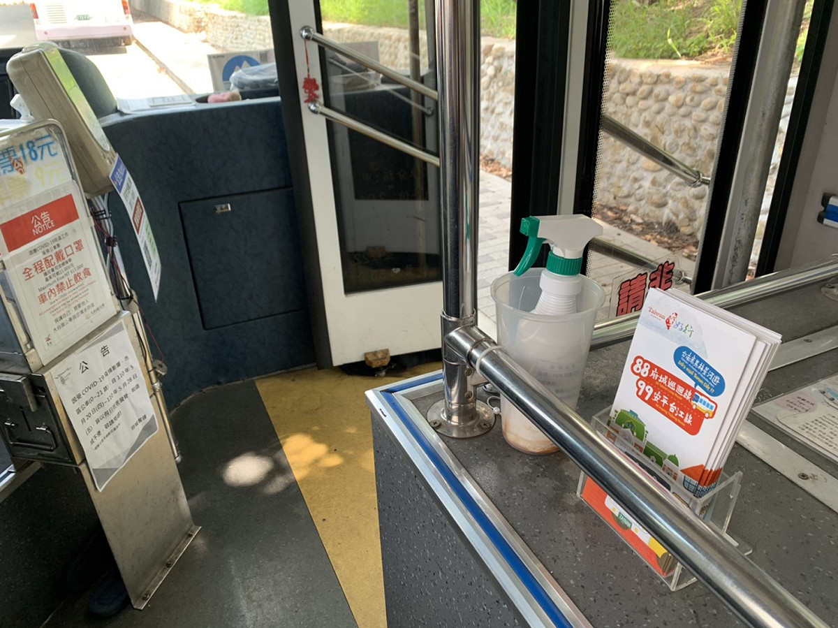 台南市台灣好行觀光公車均配置酒精供乘客使用。 圖：台南觀旅局／提供