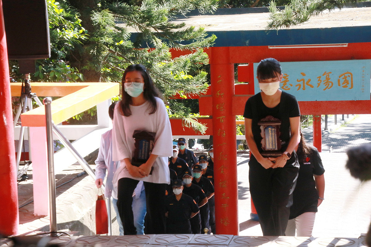 殉職的空軍中校朱冠甍與少校飛官潘穎諄，今天由遺孀持奉靈位入祀台東忠烈祠。 圖：翻攝台東縣政府網站