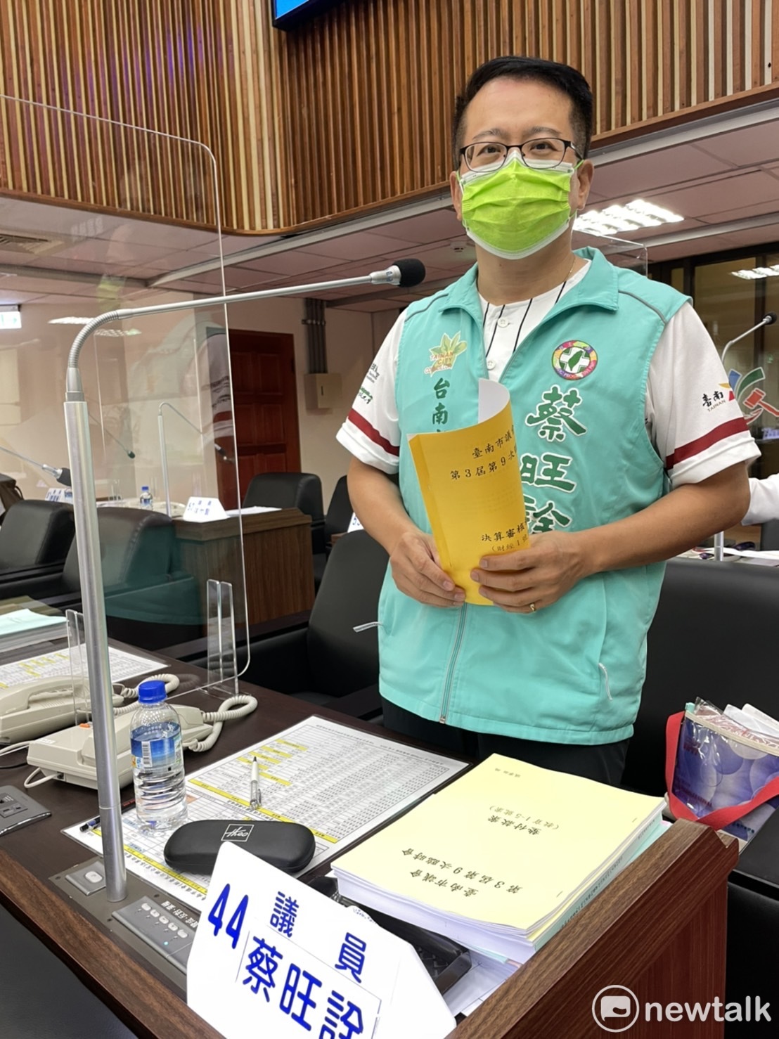 市議員蔡旺詮質詢時表示，台南109年的社福支出與108年度相比雖然有所成長，但在六都中卻是最低的，占總支出比例在六都中也是倒數第二，他呼籲市府應重視預算分配並積極向中央爭取經費，照顧弱勢民眾。 圖：黃博郎／攝