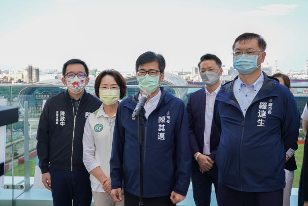 陳其邁(中)視察台壽BOT大樓。 圖:高雄市政府提供