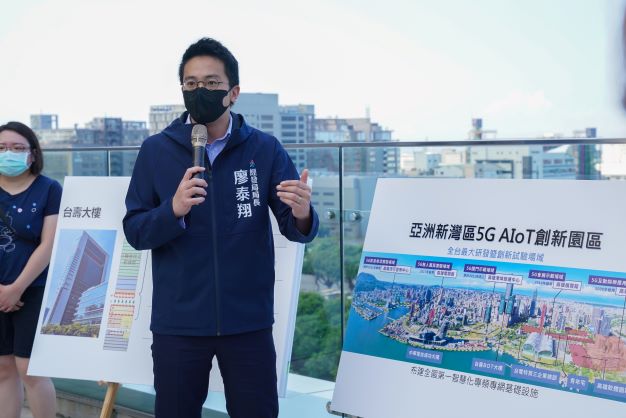 高市經發局長廖泰翔台壽BOT大樓進度。 圖:高雄市政府提供