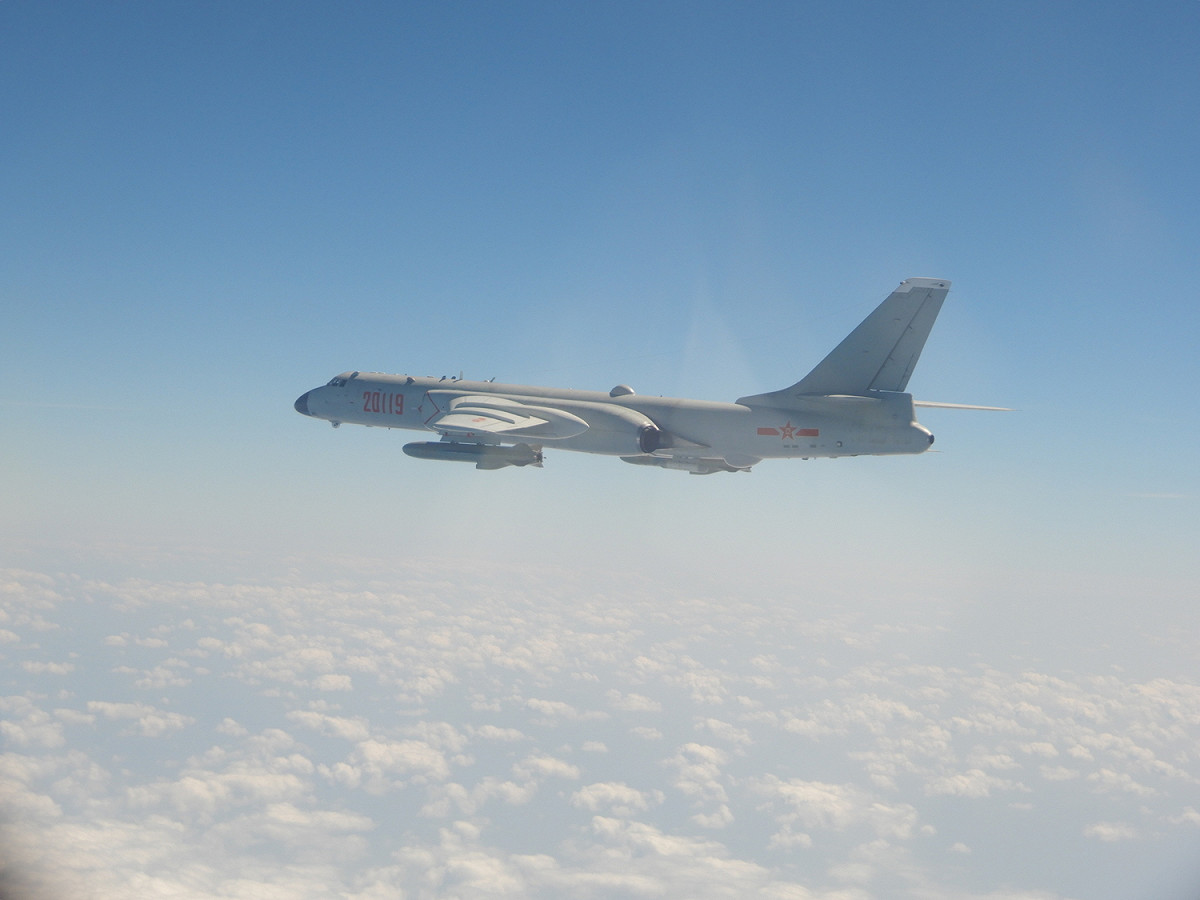 台灣九三軍人節當天，共軍轟-6K機侵擾台灣西南空域。圖為同型機。 圖：國防部提供（資料照）