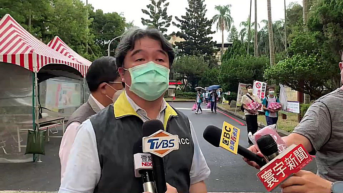 王必勝現身北科附工了解PCR採檢情形。 圖：林昀真／翻攝