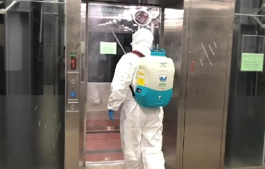 昨晚桃園市防疫消毒大隊人員全副武裝進入校園行全面大清消。