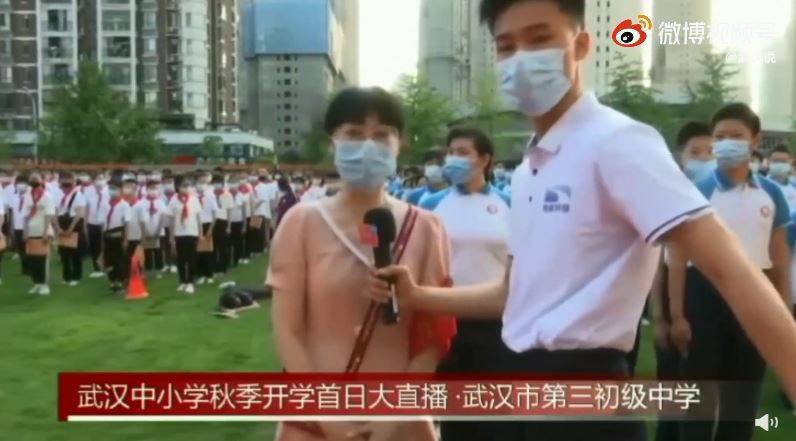 「武漢第三初級中學」舉辦開學典禮時，1名學生突在眾目睽睽之下倒地不起。 圖：翻攝微博
