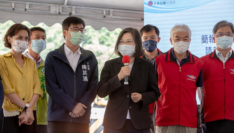 總統蔡英文今前往高雄視察明霸克路橋便道工程。 圖：總統府／提供