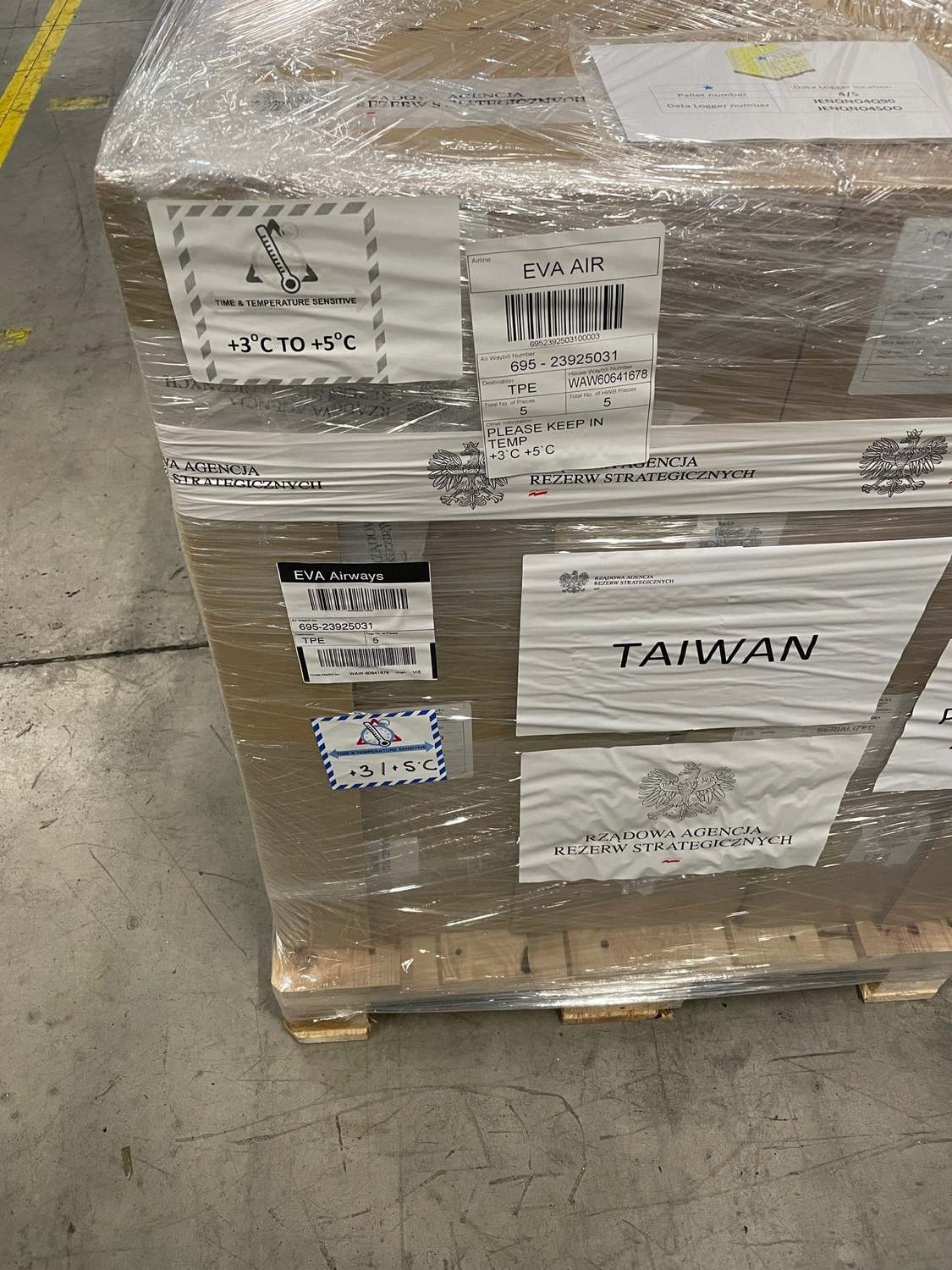 波蘭政府4日宣布捐贈台灣40萬劑AZ疫苗，桃園機場人員表示，這批疫苗是由長榮航空班機載運，預計5日上午6時30分抵台。 圖：取自波蘭台北辦事處臉書