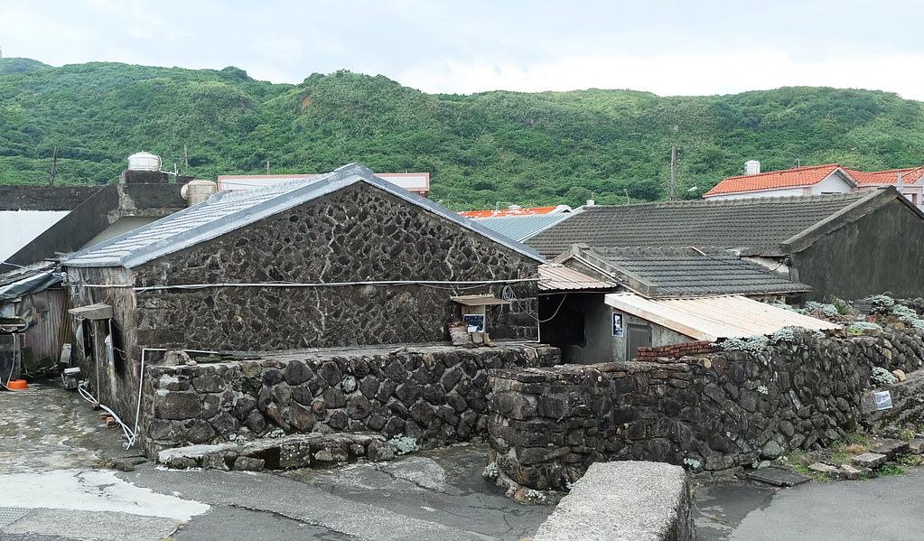 「馬崗石砌屋建築在地記憶展覽—石至今日」以VR、空拍影片及聲景創作，建構馬崗漁村在地人文記憶。 圖：新北市文化局提供