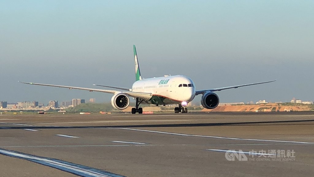 波蘭政府捐贈40萬劑AZ疫苗，5日清晨由長榮航空BR66班機載運，自維也納送抵桃園國際機場。 圖/中央社
