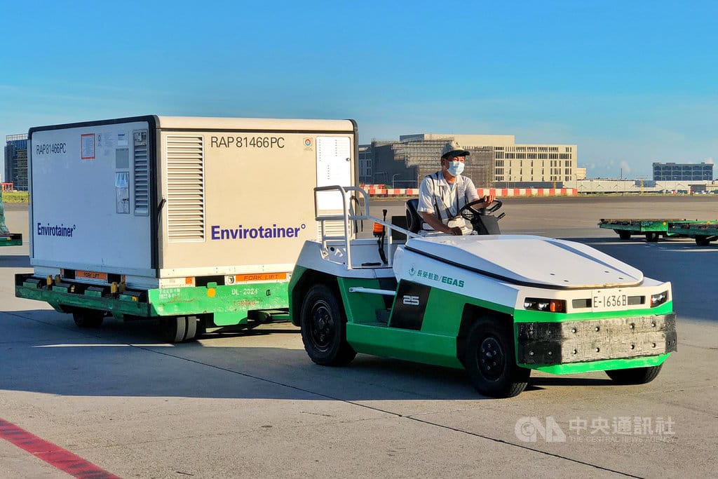 波蘭政府捐贈給台灣的40萬劑AZ疫苗，完成通關作業後將送往指定冷儲物流中心存放，進行後續檢驗封緘作業後再供計畫所列實施對象接種。 圖/中央社
