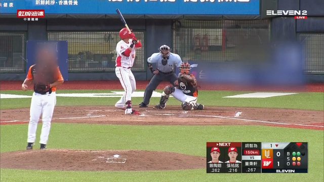 Eleven Sports頻道4日轉播味全龍隊主場賽事，本壘後方兩側廣告看板全數被打馬賽克，嚴重影響觀賽品質。 圖:Eleven Sports