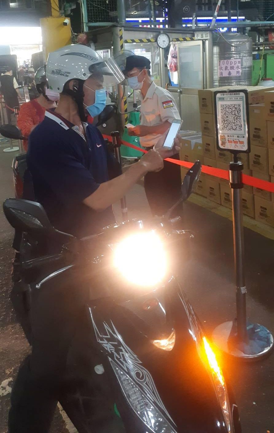 進入新北果菜市場必須配合實聯制。 圖：新北果菜運銷公司提供