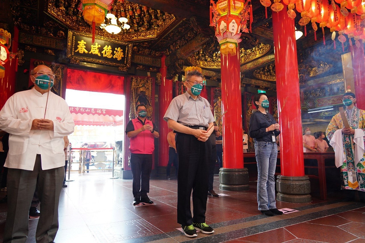 台北市長柯文哲（中）、副市長黃珊珊（右）赴松山慈祐宮參拜。 圖：台北市政府 / 提供