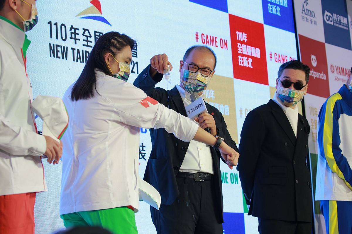神采董事長陳國欽示範防水功能。