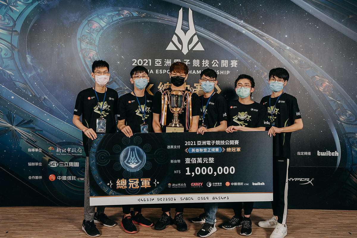 2021亞洲盃「英雄聯盟」總決賽」冠軍隊伍-上善若水獲得100萬元冠軍獎金。  圖：新北市經發局提供